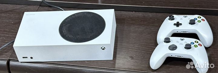 Xbox series s 2 геймпада
