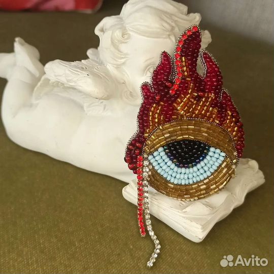 Брошь ручной работы Пламенный глаз