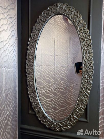 Ажурное овальное зеркало в металлической раме
