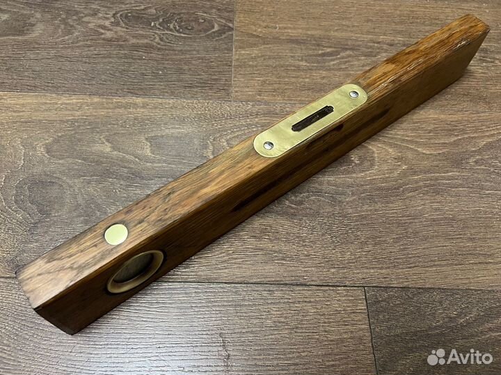 Уровень старинный дубовый