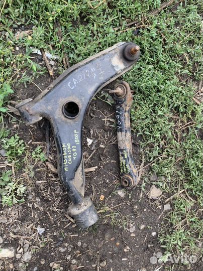 Рычаг правый Mitsubishi Carisma