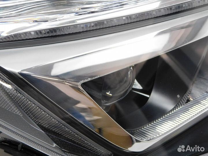 Фара правая Toyota RAV4