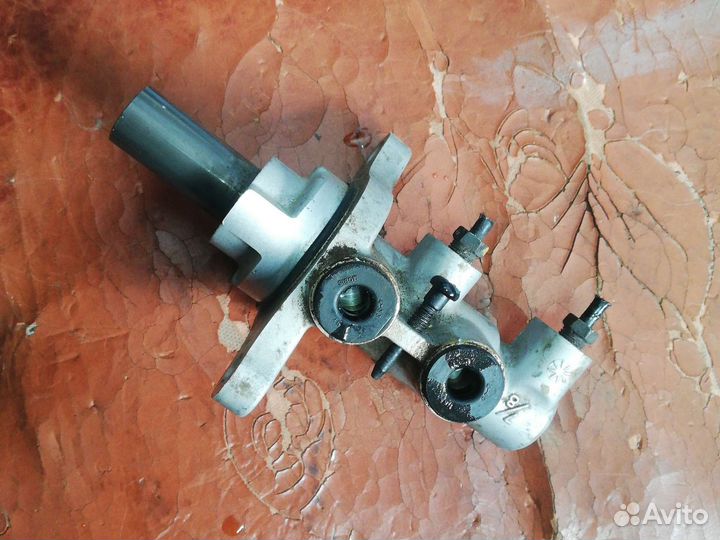 Главный тормозной цилиндр Киа Сид Kia Ceed 2