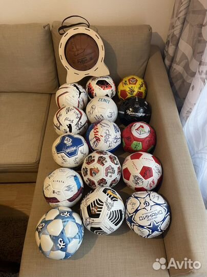 Коллекция мячей с автографами