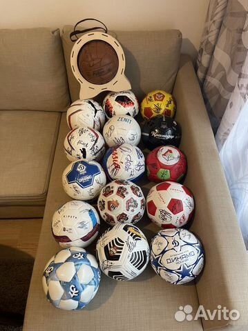 Коллекция мячей с автографами