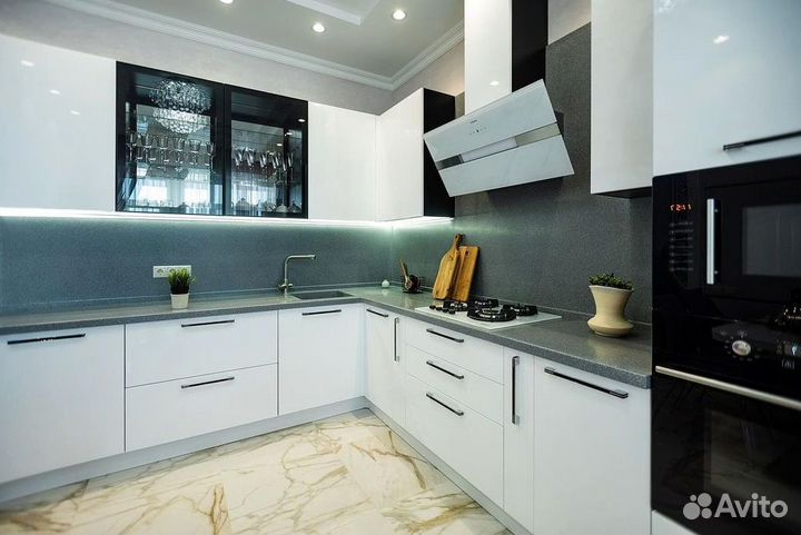 Угловая в потолок кухня на заказ