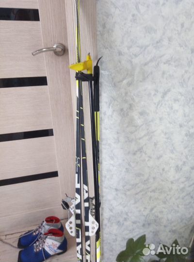 Продам комплект лыжный (палки, ботинки)