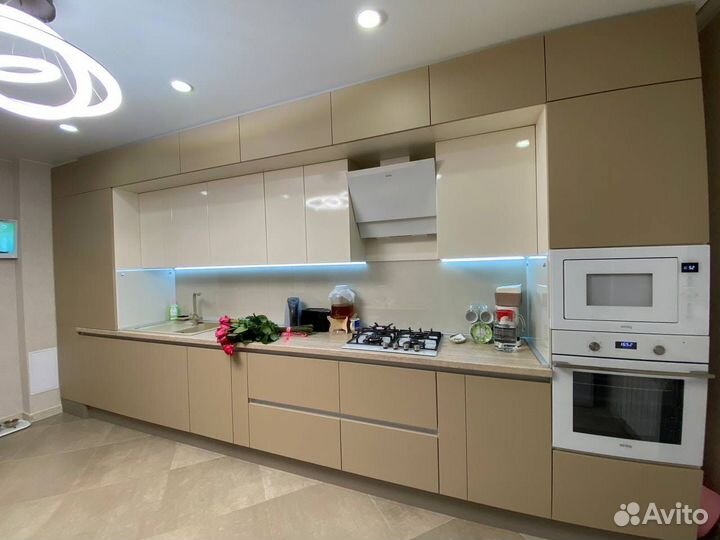 Угловая кухня под потолок на заказ