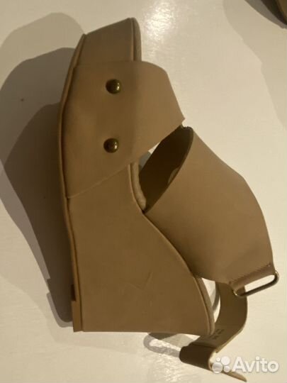 Босоножки на танкетке высокие