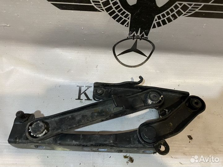 Петля капота левая Mercedes w220