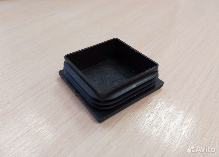 Заглушка квадратная 50x50 с ребрами, черная