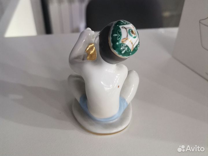 Фарфоровые статуэтки Мальчик узбек с виноградом