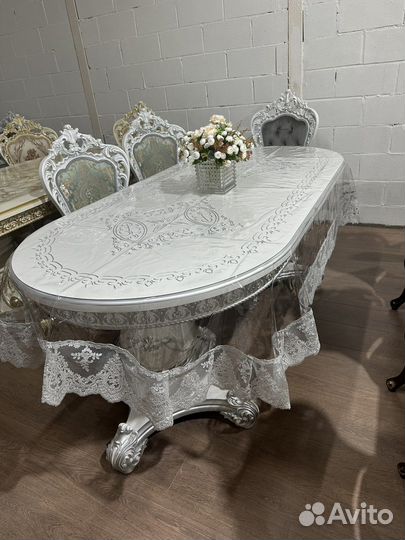 Стол и стулья