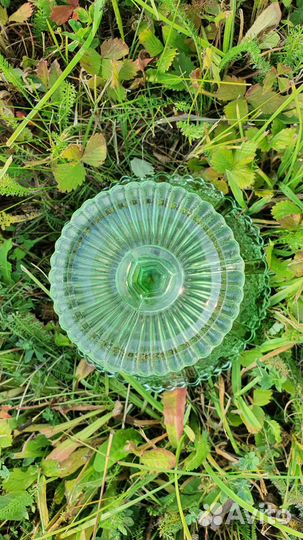 Ваза на ножке зеленое стекло старинная