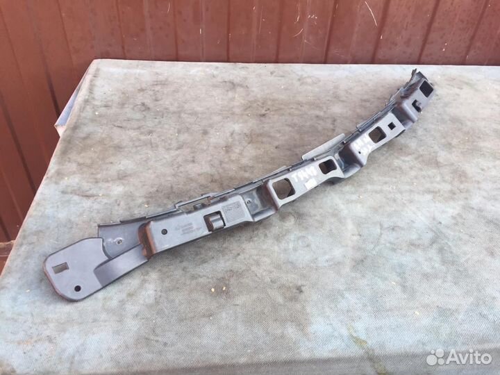 Кронштейн центральный заднего бампера Opel Astra H