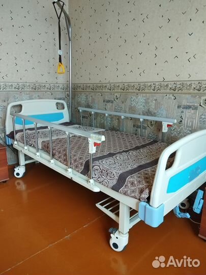 Кровать с подъемным механизмом и матрасом