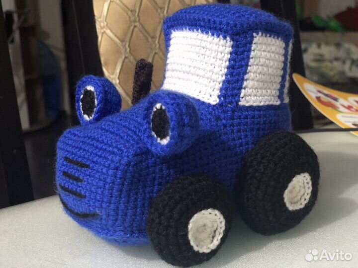 Синий трактор игрушка вязанная