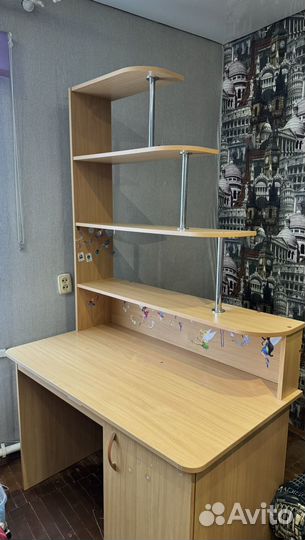 Письменный стол с ящиками и полками