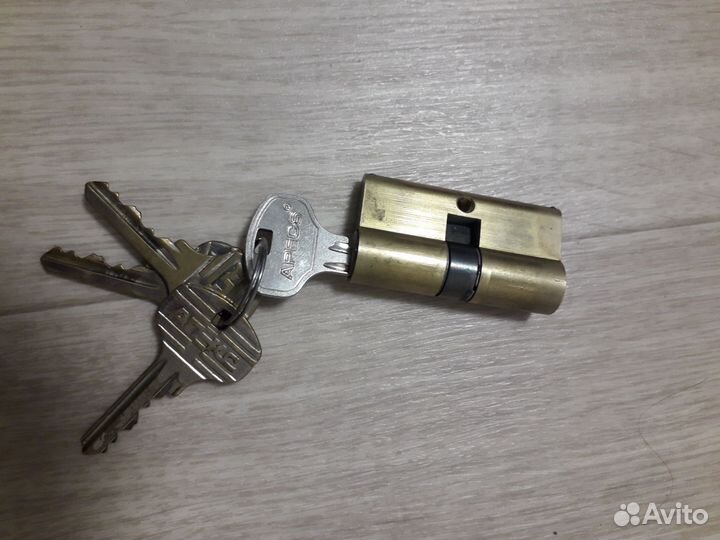 Замок дверной накладной