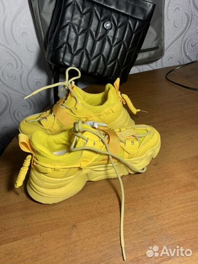 Кроссовки женские