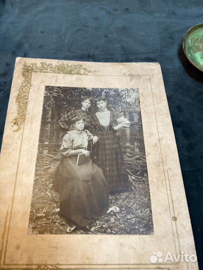 Старинная фотография (Купеческие дочери )