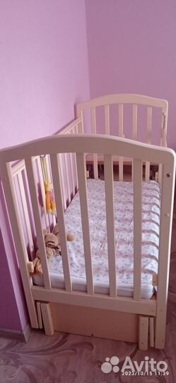 Детская кроватка с маятником 