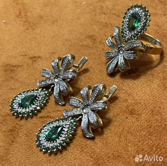 Золотой Красивый комплект с Бриллиантами