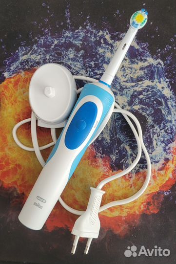 Электрическая зубная щетка oral b