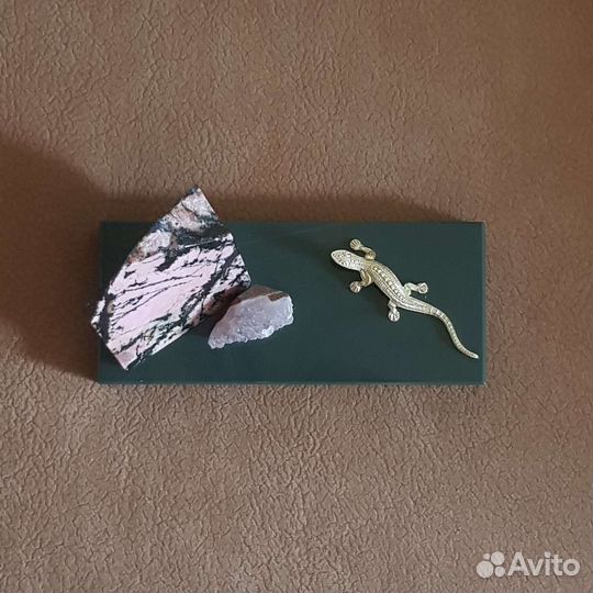 Фигурка ящерицы на камне. Сувенир