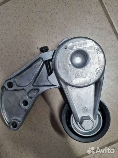 Натяжитель ролик ремня приводного туарег 3.2 новый
