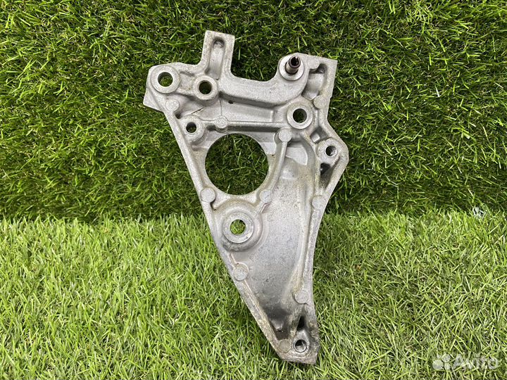 Кронштейн комрессора кодиционера Peugeot 308 DV6