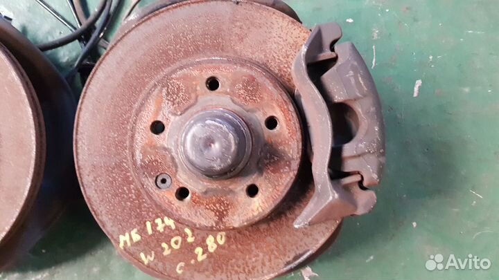 Передние ступицы в сборе на Mercedes-Benz W202 С