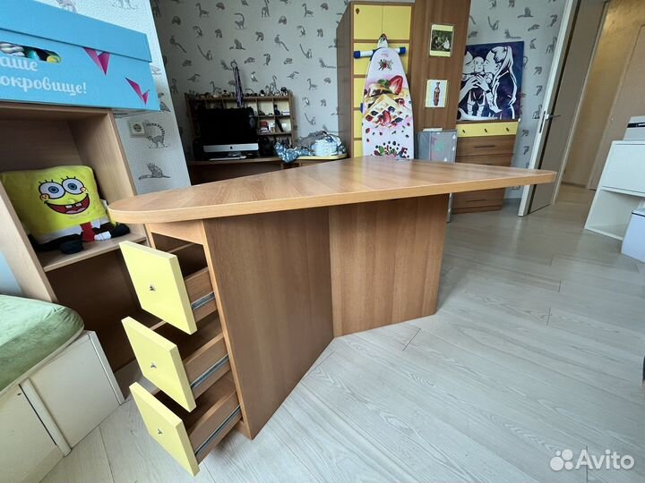 Угловой письменный стол