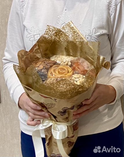 Букет из орехов и сухофруктов