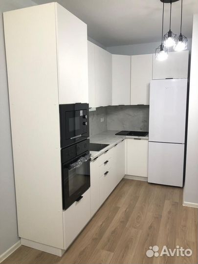 Кухня угловая белая