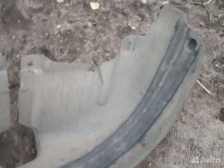 Задний левый подкрылок фольксваген бора