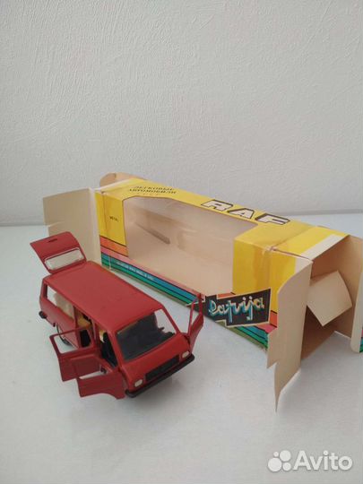 Модель автомобиля 1:43