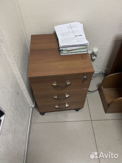 Письменный стол с тумбой