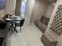 Пешком на 3 этаж. Человек с костылями на улице. Пешком на 3 этаж. Спустить с лестницы. Поднять по лестнице.