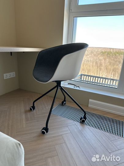 Стул офисный на колесах
