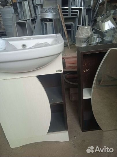 Раковина с тумбой и зеркалом