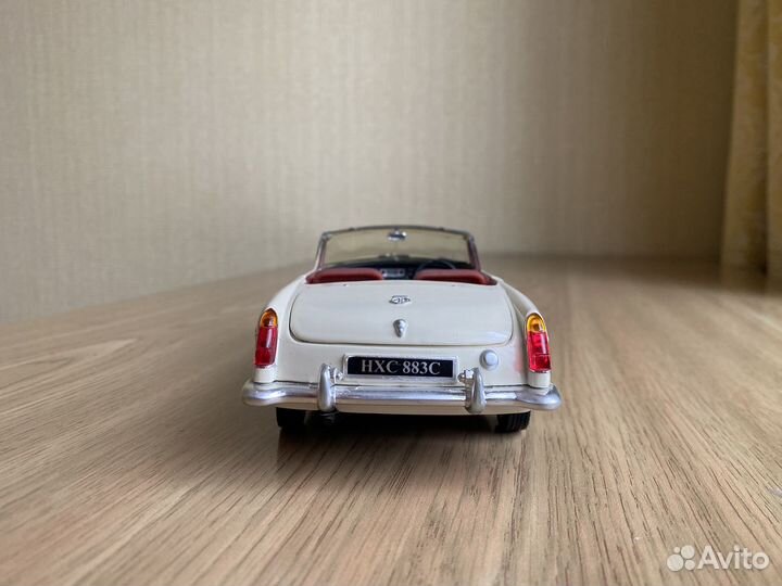 Модель автомобиля 1:18 Corgi 1963 Mgb Roadster