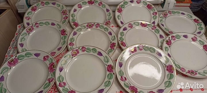 Тарелки и блюдца