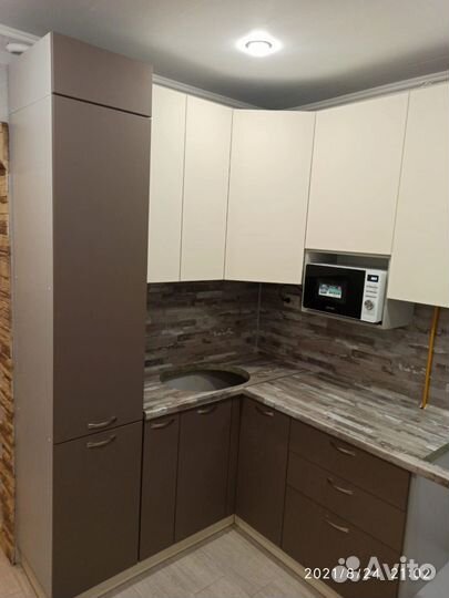 Коричневая кухня с пеналом