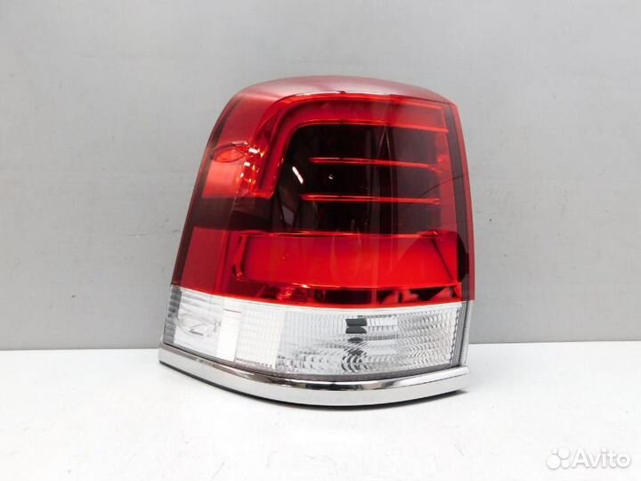 Фонарь задний наружный левый Toyota Land Cruiser