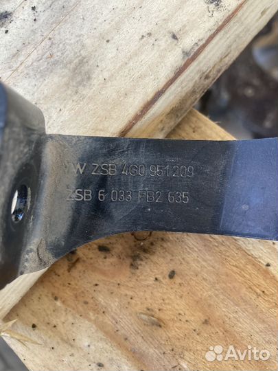 Скоба звукового сигнала слева Audi A6 C7 4G0951229