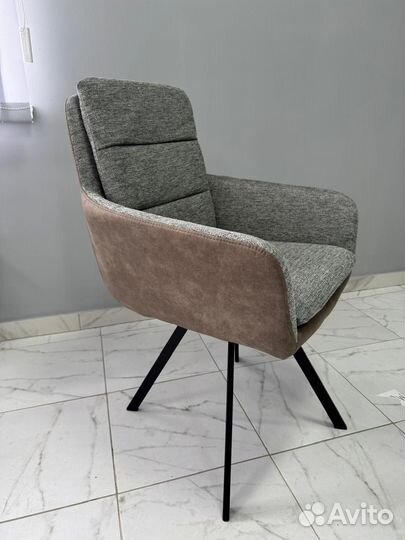 Стул с подлокотниками
