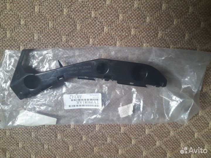 Кронштейн переднего бампера правый toyota prius