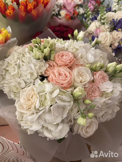 Букет из гортензий и пионовидных роз