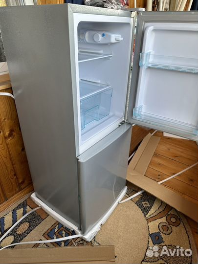 Компактный холодильник с морозилкой